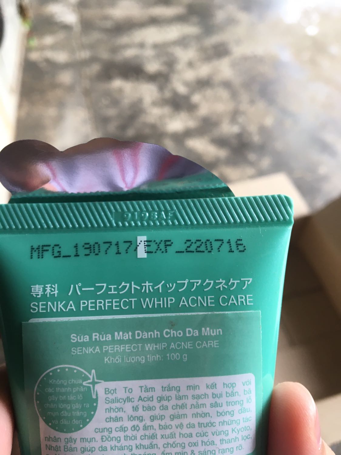 Ấn tượng đầu tiên là chai sửa rửa mặt cực kì bẩn, đóng một lớp bụi ở bên ngoài, rất rất dơ, tiếp theo là thân chai bị dính mực và các vết bẩn như sản phẩm lỗi đã từng được đổi trả vậy. Những bạn nào da nhạy cảm và bị mụn thì không nên dùng vì sẽ bị khô căng da, thậm chí là nổi nhiều mụn hơn nữa vì bị kích ứng ạ. Mình đã dùng nhiều loại của Senka và da mình là da dầu, da nhạy cảm, da mụn nên cực kì không hợp, các bạn cân nhắc trước khi mua.