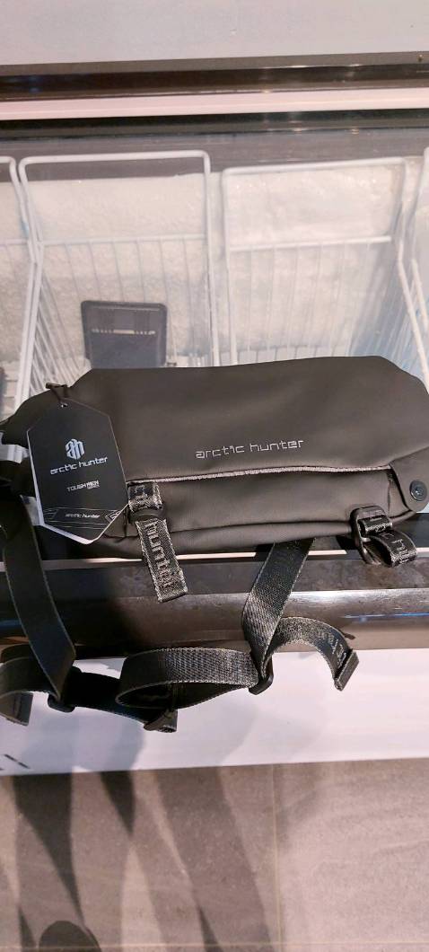 Giao hàng nhanh gọn. Túi chắc chắn và rất nhiều ngăn. Công nhận quá tiện cho dân làm ăn lớn. Chứa 2 cọc tiền 200tr vẫn ổn.