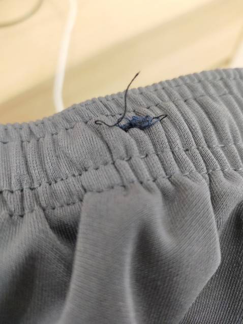 Hơi dày nhưng rất thoáng mát & thấm mồ hôi tốt. Có tí chỉ thừa nhưng ko phải vấn đề , lấy kéo cắt đi là xong Hơi dày nhưng rất thoáng mát & thấm mồ hôi tốt. Có tí chỉ thừa nhưng ko phải vấn đề , lấy kéo cắt đi là xong