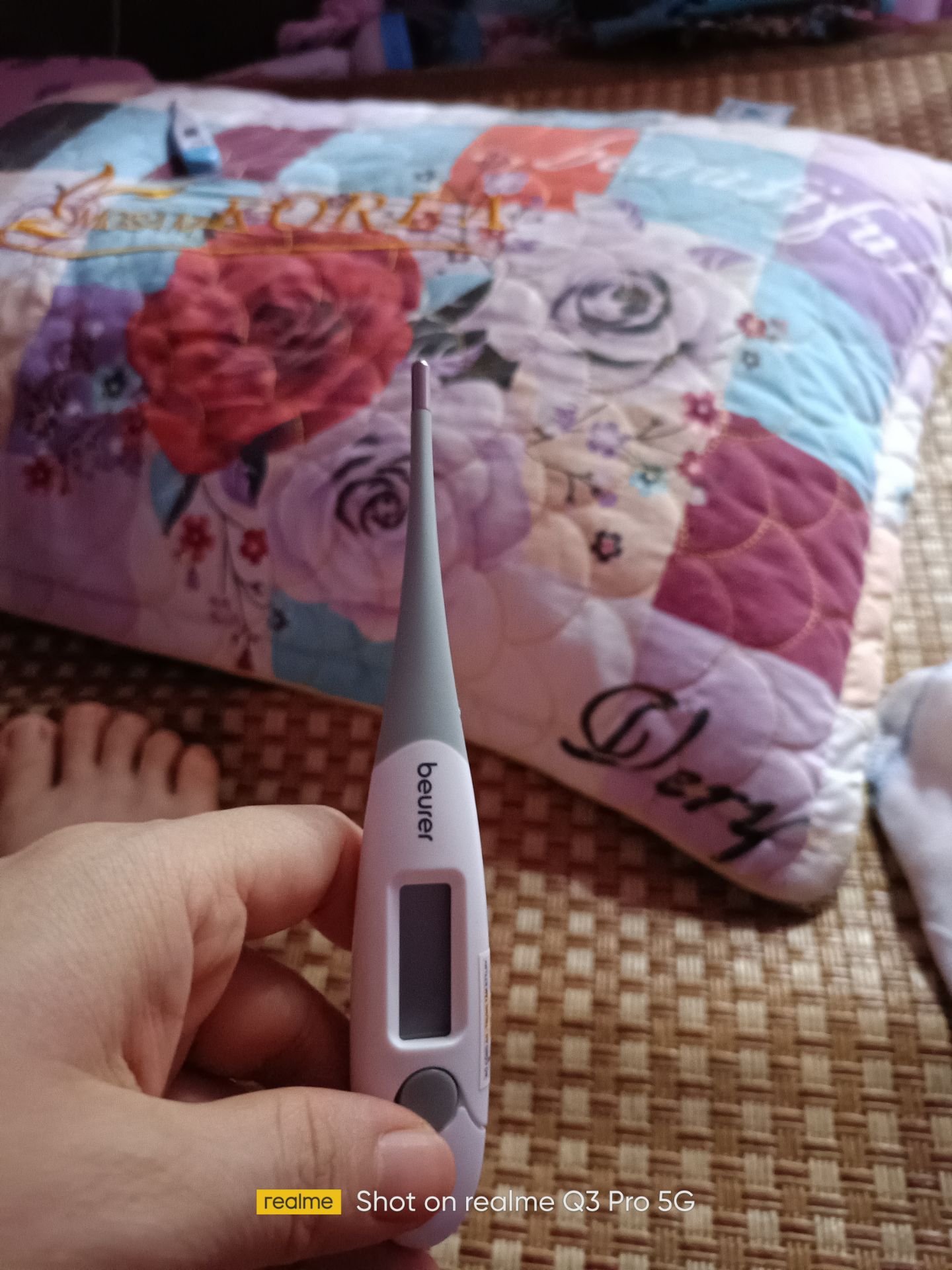 thấy thất vọng khi mua nhiệt kế này. kết quả k hề đúng. có hướng dẫn là có chuông báo rồi để 1 lúc nữa kết quả sẽ chính xác hơn nhưng m càng để lâu thì nhiệt độ lại cứ tăng dần lên mà k có dấu hiệu dừng. chán thật bảo mua về để đo nhiệt độ con đi tiêm cho nhanh vậy mà còn k bằng cái nhiệt kế rẻ tiền.