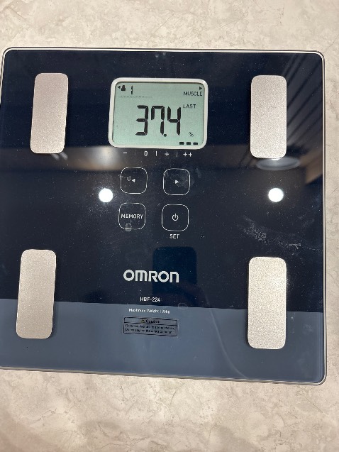 Đo kết quả hoàn toàn không chính xác. Mục tiêu mua máy để đo % mỡ (fat), cơ (muscle), calo tiêu thụ, ước tính tuổi nhưng chỉ sổ đo cho 4 profile đều lung tung. 
Chỉ số thì đẹp không tưởng (mỡ thấp, cơ cao so với thực tế), nhưng chỉ số mỡ nội tạng và tuổi sinh học lại cao bất ngờ
Đã đối chiếu với các máy chuyên dụng với các phòng gym.
Yêu cầu trả hàng, hoàn tiền