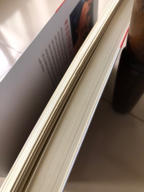 Hình thức đẹp, chắn chắn, giấy tốt, chữ sắc nét…
Nội dung do chưa đọc hết nên chưa ý kiến.
Rất tiếc, khi đọc được 1/3 số trang sách, các trang giấy bung keo gáy, rời ra. Phải dùng keo chuyên dùng dán lại. Nhưng dán xong, lật tiếp vài trang lại bung ra chỗ mới…Thất vọng vô cùng.