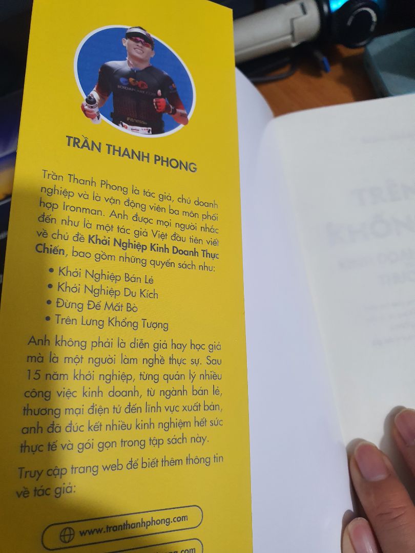 tôi đã từng đọc quyển sách khởi nghiệp bán lẻ và giờ tôi đang tìm hiểu về kinh doanh online thì thấy quyển sách này. quyển sách thật tuyệt với,  nó làm tôi sáng tỏ rất nhiều điều và giúp tôi hiểu rằng kinh doanh trên sàn TMĐT ko khó như tôi tưởng. cảm ơn tác giả nhiều lắm.