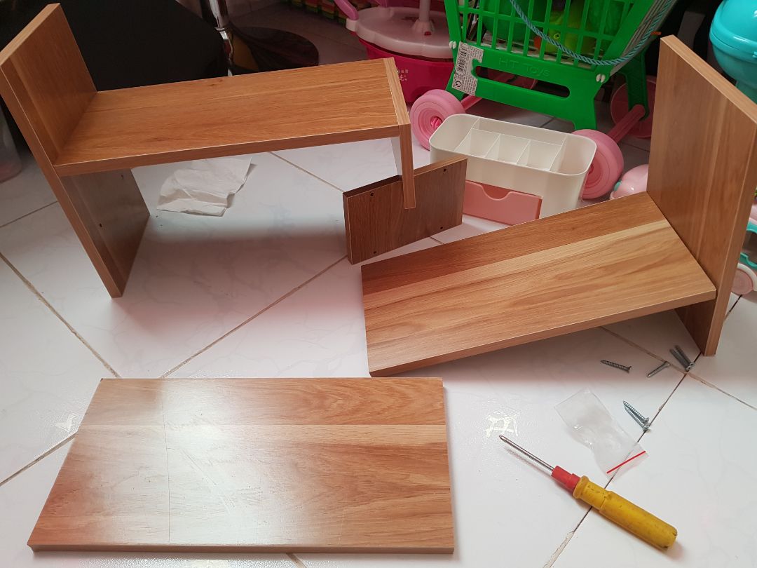 những mảnh này sai rồi, 2 mảnh nhỏ này ghép sao cho được như hình mẫu? Còn 5 mảnh lớn này thì chỉ có 2 mảnh được khoét lỗ trên thân tấm còn 3 mảnh kia chỉ có lỗ được khoét ở cạnh ngắn thôi. so với giá mấy chục nghìn thì tạm ổn nhưng vấn đề là bây giờ ghép lắp như nào shop?