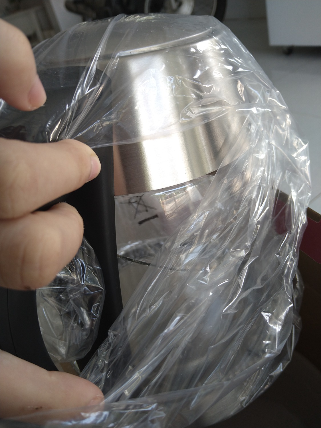 ấm điện vừa nhận từ tay nhân viên chuyển phát thì thùng hàng đã bị móp nặng và đã bị vỡ, gói hàng dễ vỡ thì không dùng xốp, vật liệu bảo vệ.
đơn vị vận chuyển không liên hệ giao hàng nhưng vẫn cập nhật trạng thái không liên lạc được với người nhận, mua hàng tiki nhiều nhưng lần này không thể chấp nhận được. lần trước mua sách dù bị trừ bookcare nhưng sách vẫn không được bọc, lần này thì ấm bị vỡ nhưng không được giải quyết nhanh gọn