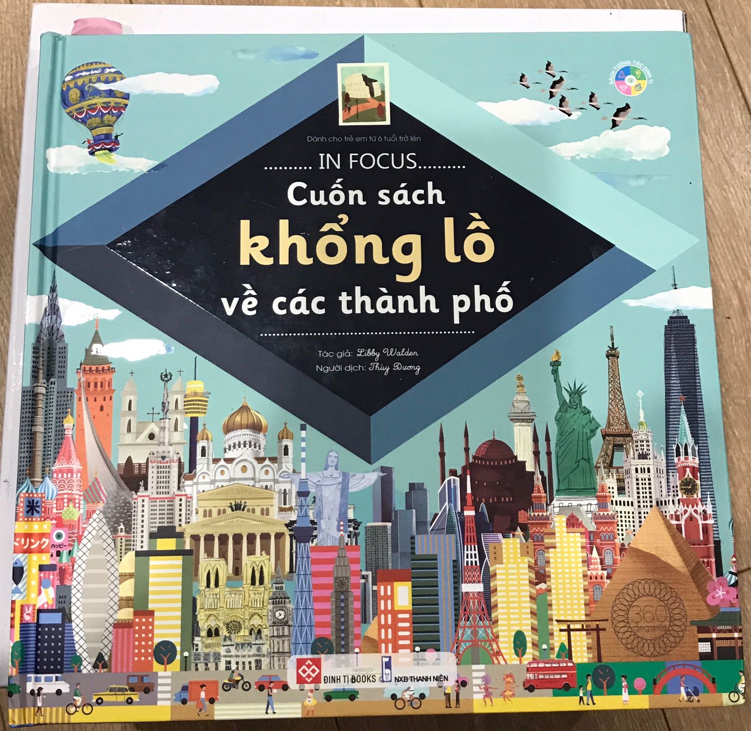 Sách in màu đẹp, giấy dày dặn. Khi mở full trang thì rất dài. Nội dung sách dễ hiểu, dễ đọc. Giao hàng bọc cẩn thận. Hài lòng với tiki.