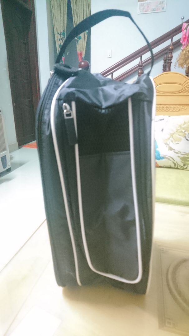 Sản phẩm có thiết kế khoẻ khoắn, gọn gàng, tay nắm dây kéo chắc chắn. Tuy nhiên, k thích kiểu mở nắp khá khó kéo, chỗ này làm dây kéo dọc thì hay hơn. Khung có dấu hiệu bị sụn theo nếp (rất ghét ở túi cũ). Dù sao thì với mức giá như trên cũng k đòi hỏi gì thêm. Sản phẩm tốt trong tầm giá, nên mua. Tiki giao hàng nhanh hơn dự kiến.