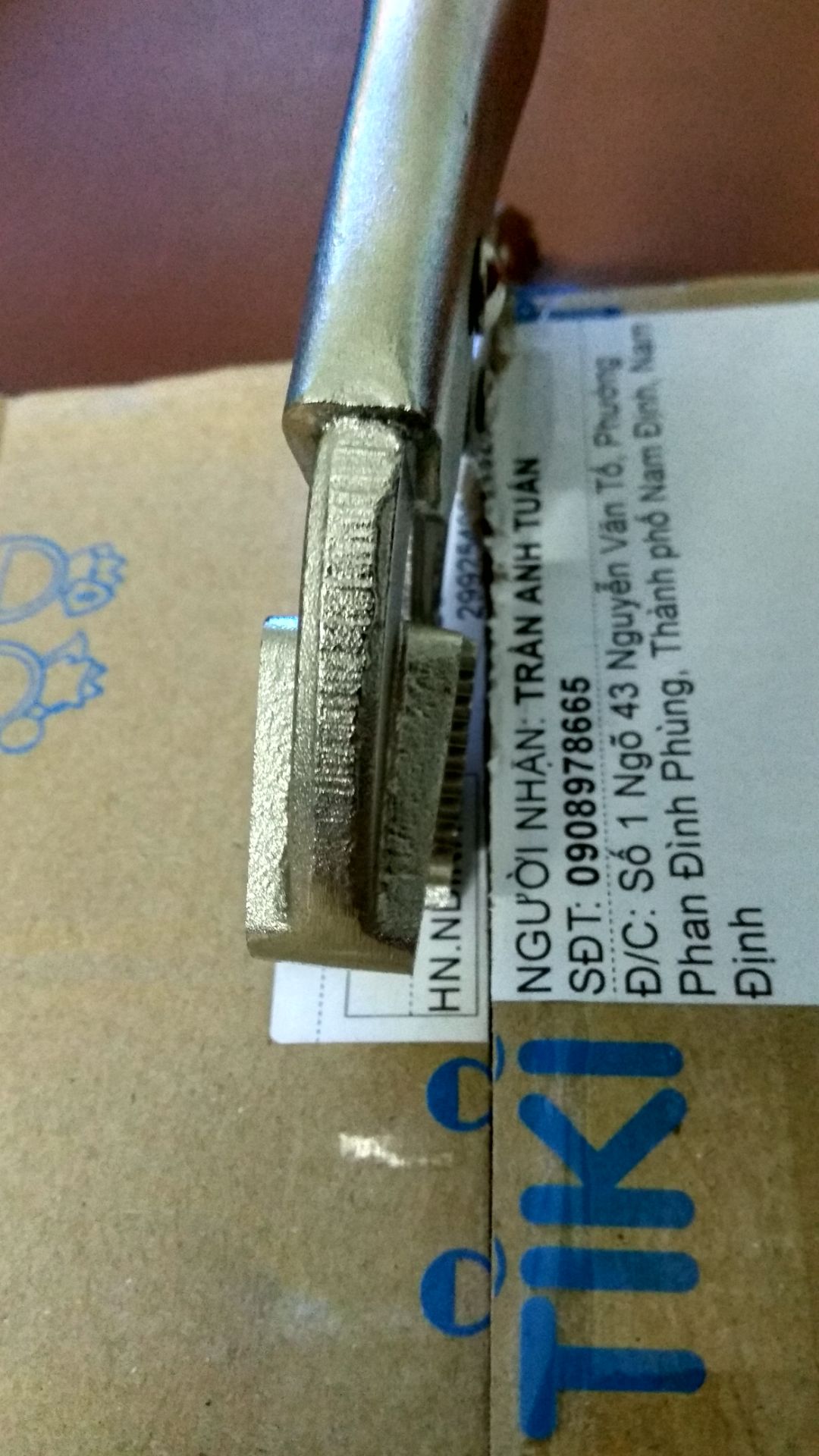 Chất lượng sản phẩm tạm ổn. Cầm cũng chắc tay, lẫy khóa kìm mở, đóng dễ. Tuy sản phẩm cũng thấy ghi mã 10048 nhưng hình thức và thông số  không giống với hình mẫu và thông tin quảng cáo. Chi tiết gia công chưa đc sắc sảo, vẫn còn bavia và thông số độ cứng  chỉ là HRC45-HRC55. Chứ không phải HRC52-HRC56 như quảng cáo. Đang cần đồ để làm nên xài tạm vậy. Không khiếu nại đổi trả làm gì nữa.