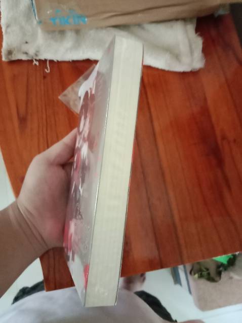 Bìa rất rất đẹp, rất bắt mắt, màu đẹp... Nói chung là rất hài lòng
Giao hàng nhanh nữa, mới đặt hôn trước hôm sau giao liền