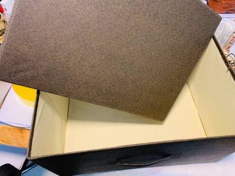 Tôi nhận cách đây 2 hôm, đánh giá review cho mọi người được biết, sản phẩm này trông thế nhưng khá lớn về dung tích, để được nhiều đồ, nhưng ko để được mấy loại có mũi nhọn, vì màng dưới đáy lớp vải không dệt, nên dễ gây bục. hộp vuông vắn, đơn giản nhưng thẩm mỹ, nhìn sang nên về kiểu dáng, tôi thấy không có vấn đề. 

Đã từng mua loại TD này, nhưng loại không có nắp, hoặc nắp gập gọn vào; lần này mua thử loại nắp rời xem sao; vì tôi đặt nhiều đô nữa, nên Tiki vận chuyển đóng gói khá chắc chắn và bọc các thứ, tránh mưa ướt nên yên tâm. tuy nhiên vì nắp của tủ vải này to hơn hẳn, nên khi bị đè xuống thì bẹp 1 chút cái cạnh dài làm cho sản phẩm mất độ tinh xảo, nhưng khi dựng lên thì lại bình thường, không vấn đề gì nữa cả. ==> chất lượng khá tốt, tôi nghĩ vậy!! Nói chung ko có lỗi gì, có 1 chút lỗi về giao hàng thôi, cái này do Tiki nên sẽ thông cảm đc!! Cảm ơn shop, mong có sp tốt tiếp để còn ủng hộ.