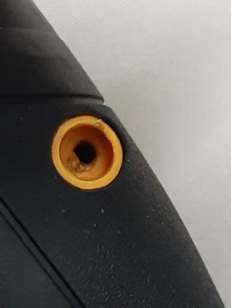 Hàng giao thiếu ốc vít. Lỗ vít nhìn bị chờn, không biết có phải hàng đã sửa chữa hay không? Muốn đổi sản phẩm khác.