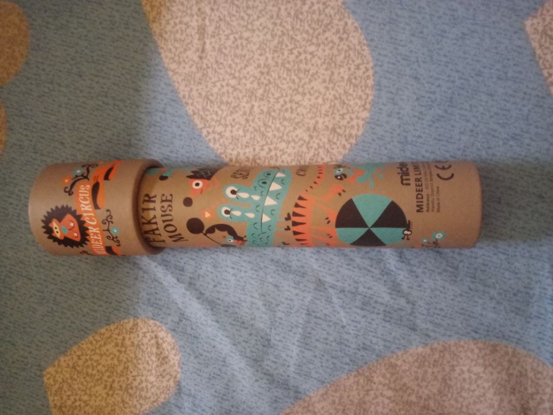 Lại 1 sản phẩm chất lượng của nhà Mideer: kính vạn hoa với hình ảnh trang trí rạp xiếc ngộ nghĩnh. Mình và cả bé nhà khá là thích món này, bên trong hay ngoài đều đẹp, ống kính chắc chắn, vỏ ngoài in hình sắc nét, hình ảnh vui nhộn đáng yêu. Món đồ chơi này phù hợp với bé trên 3 tuổi nha. 
Cộng điểm về phong cách phục vụ chuyên nghiệp và tận tình của nhân viên giao hàng, hàng đóng gói kỹ.