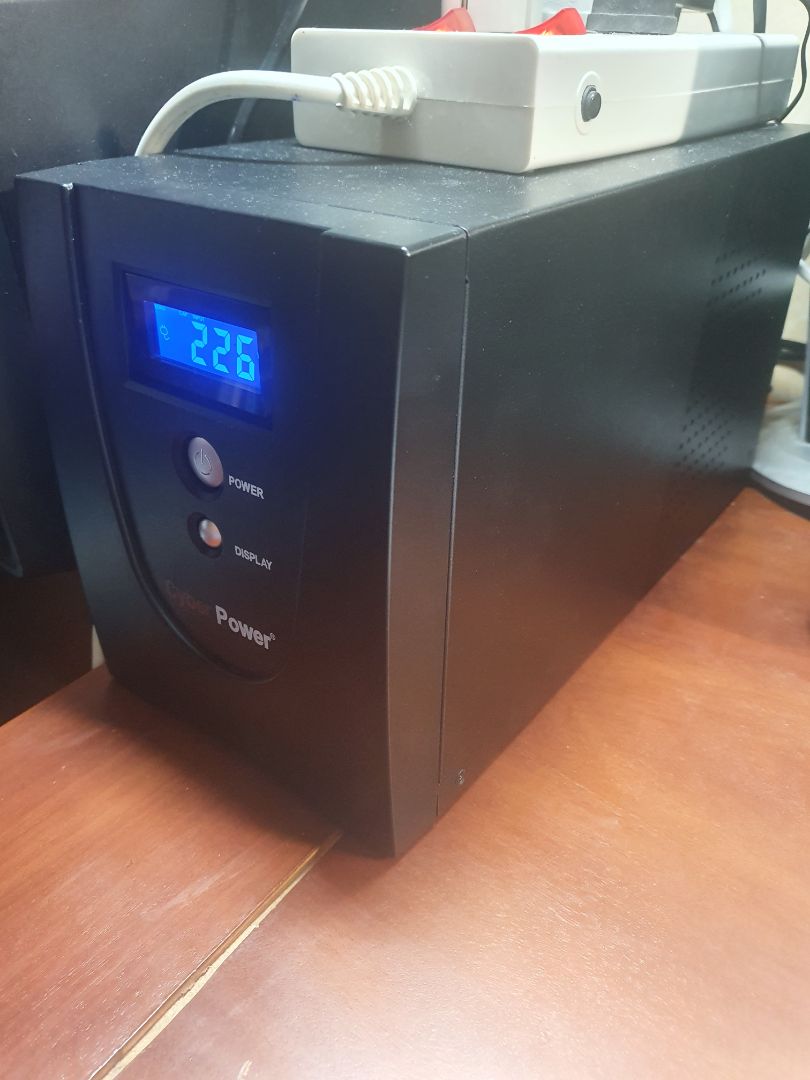 Giao hàng sớm hơn 1 tuần so với dự kiến, đóng gói rất kỹ và đảm bảo chống shock va đập (rất quan trọng vì cục này nặng tới 15kg), đi kèm các hướng dẫn rất cụ thể. UPS hoạt động tốt, tương thích tốt với cục NAS Synology của mình khi cắm qua cổng USB với dây nối đi kèm, hoặc có thể nối với PC qua cổng USB theo dõi bằng phần mềm chuyên dụng của Cyberpower. Có màn hình hiển thị hiệu điện thế, % tải và số phút tải còn lại nên rất tiện dụng dù không theo dõi trên PC. Mua đợt sale nên tiết kiệm được ~ 500k, rất hài lòng!