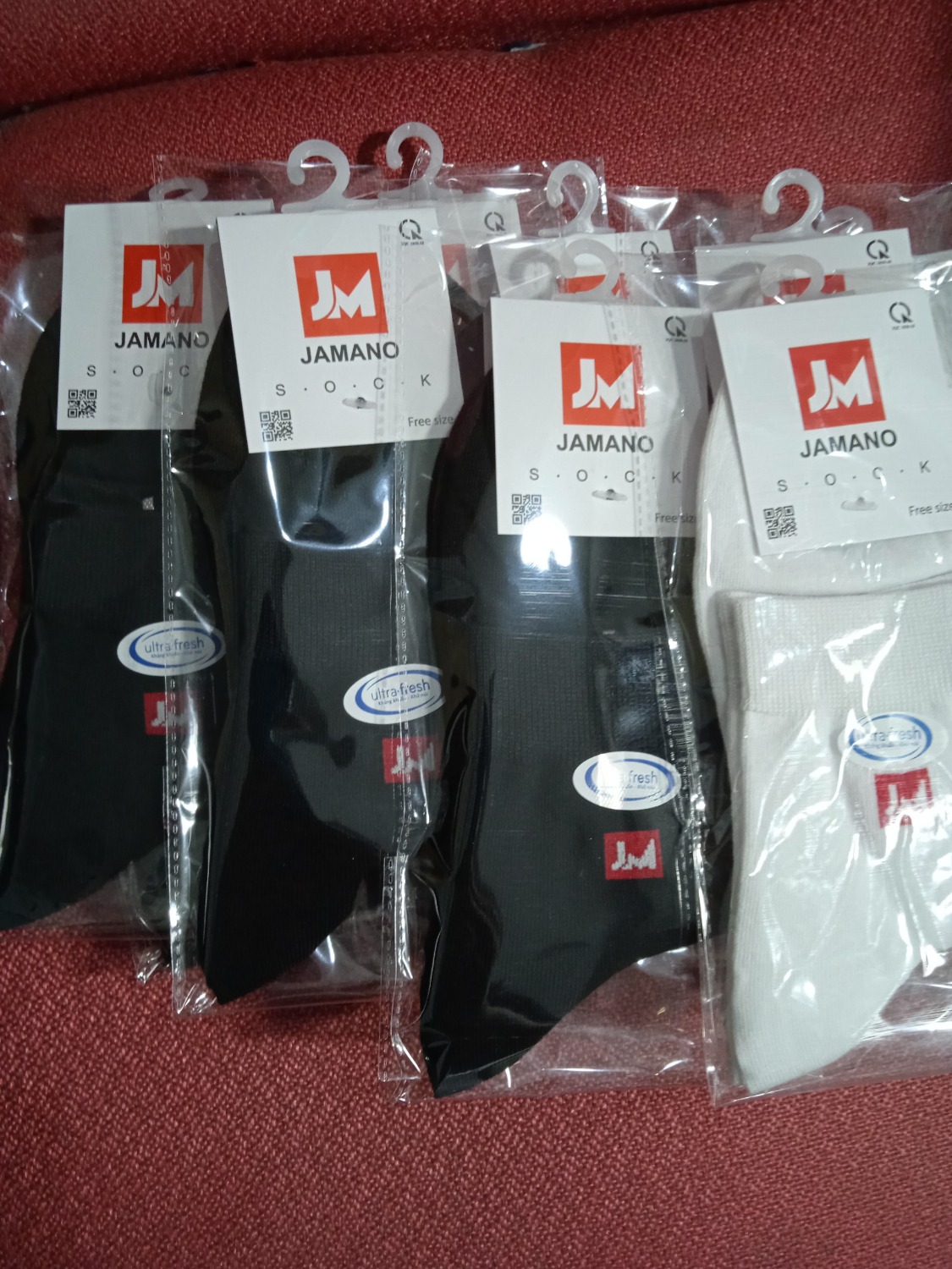 Mih thấy sản phẩm có nhiều nhà bán khác nhau, đọc review 5* toàn của nhà bán JM Store, nhưng coi giá thì lại cao nhất so với các nhà bán khác, cũng hơi nghi ngờ. Và có đặt 10 đôi của nhà JM Store và 5 đôi tất của nhà bán khác. Như hình bên dưới, nhà bán JM Store  sản phẩm đẹp, chất lượng, như mô tả, mình rất hài lòng. Còn 5 đôi của nhà bán khác, mình đã trả lại bên tiki, vì hàng không đúng như qc, rất tệ. Những ai chọn mua thì chọn đúng nhà bán, cứ 5* mà mua, tránh mua hớ hàng không đúng. Ai lỡ mua sản phẩm không đúng như qc, cứ liên hệ tiki sẽ hỗ trợ đổi trả free. Mình lúc nào cũng ủng hộ tiki.