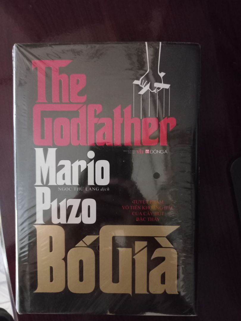 Một tác phẩm về Mafia nhưng đặc biệt đề cao tình cảm gia đình. Sự bản lĩnh và cái khí chất đàn ông mà ai cũng phải say mê, cách mà con người ứng biến trước khó khăn, biến cố bằng một cái đầu lạnh với những âm mưu, toan tính hoặc sự nóng nảy hay hèn nhát của từng thành viên đều có sức hấp dẫn riêng. Đương nhiên là không thể thiếu những bài học sâu sắc, thực tế. Đây là cuốn sách nhất định phải đọc và:  "Tiki luôn là chỗ uy tín nhất để chọn mua sách, giá tốt, giao hàng cực nhanh, chất lượng là số 1".