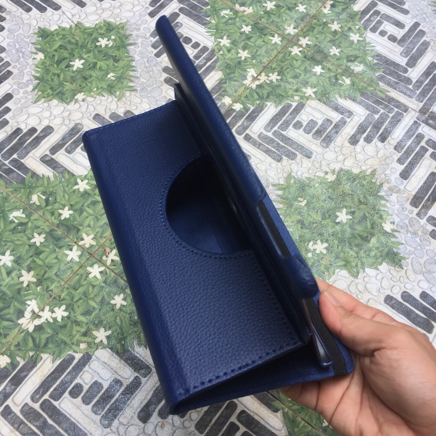 Bao da nhận được hơn sự kỳ vọng. Độ hoàn thiện tốt, có thể xoay đổi chiều bao da, gờ chống chắc chắn, giá lại quá tốt.