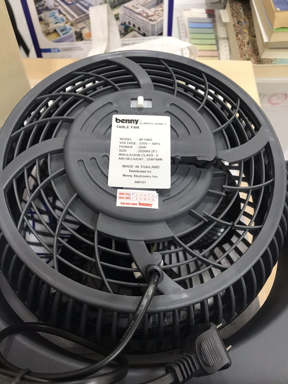 Hình như nhà cung cấp không kiểm tra hàng, giao quạt bị bể thế này???? Vui lòng đổi hàng cho mình