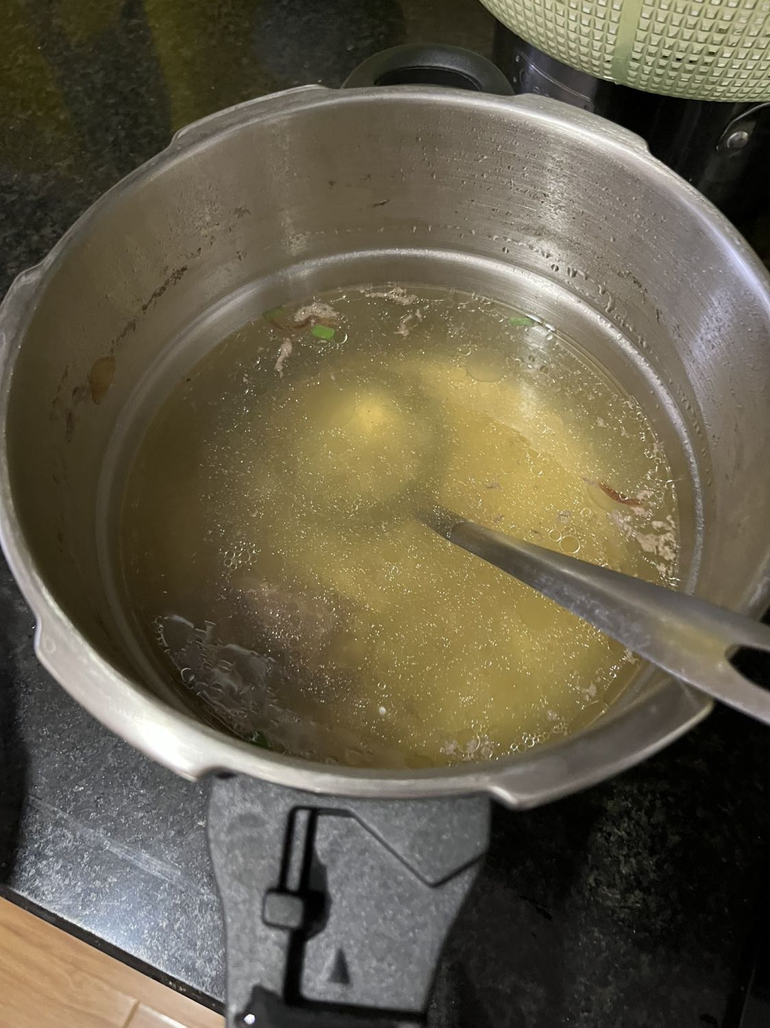 Rất hài lòng, mình chọn nhầm size 20 hơi nhỏ nhưng gđ 4 ng ăn đủ rồi. 
Nấu nhanh, gọn lẹ, nước hầm trong vắt ko đục. Và hình bên dưới là món đầu tiên: Hủ tiếu xương hầm trong 15p. Tuyệt vời