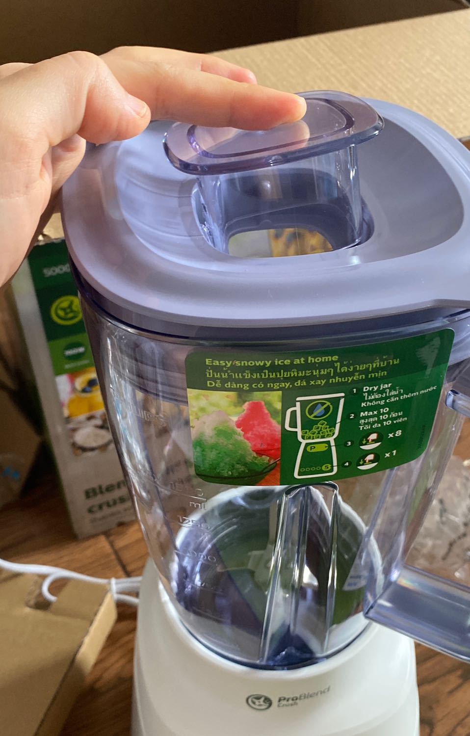 Đọc review nào cũng tốt mà sao đến lượt mình thì xui vậy ko biết nữa. Máy xay nhà mình hỏng nên cần mua cái mới để xài liền. Đặt hàng từ hôm 2/9, Tiki dự kiến 15/9 giao. Mình nghĩ cho dù chậm trễ do dịch chắc tầm 30/9 là giao được rồi. Ai dè đến hôm nay 18/10 mới nhận được. Thôi coi như dịch bỏ qua đi, đến lượt lắp ráp máy vô để xài thì phát hiện cái nắp đậy nhỏ (small covering lid) bị to hơn cái lỗ của nắp máy xay nên ko gắn vào được. Gọi điện cho *** để hỏi thì lúc nào cũng "tất cả các tổng đài viên đều đang bận". Bực mình dã man, mình đang cần gấp để dùng mà giờ lỗi vậy nếu có đổi trả lại phải chờ đợi đến mùa quýt năm sau, mình vốn là khách hàng dễ tính lúc nào cũng đánh 5 sao mà đây là lần đầu tiên mình phải đánh 1 sao cho 1 sản phẩm luôn.