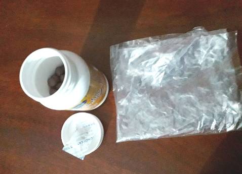 Bên trong lọ thuốc có một bao nhựa, mình ko rõ là để làm gì nhưng thấy cách đóng gói như vậy hơi kỳ kỳ. Đếm số lượng chỉ được 79 viên thôi. Mình có mua một nơi khác trên Shoppe mà cũng như vậy, cách đóng gói và số lượng cũng chỉ 79 viên. Còn thuốc này uống có hiệu quả ko phải chờ mình đưa người nhà đi khám lại. Nói chung về hình thức thì mình chưa hài lòng về sản phẩm.