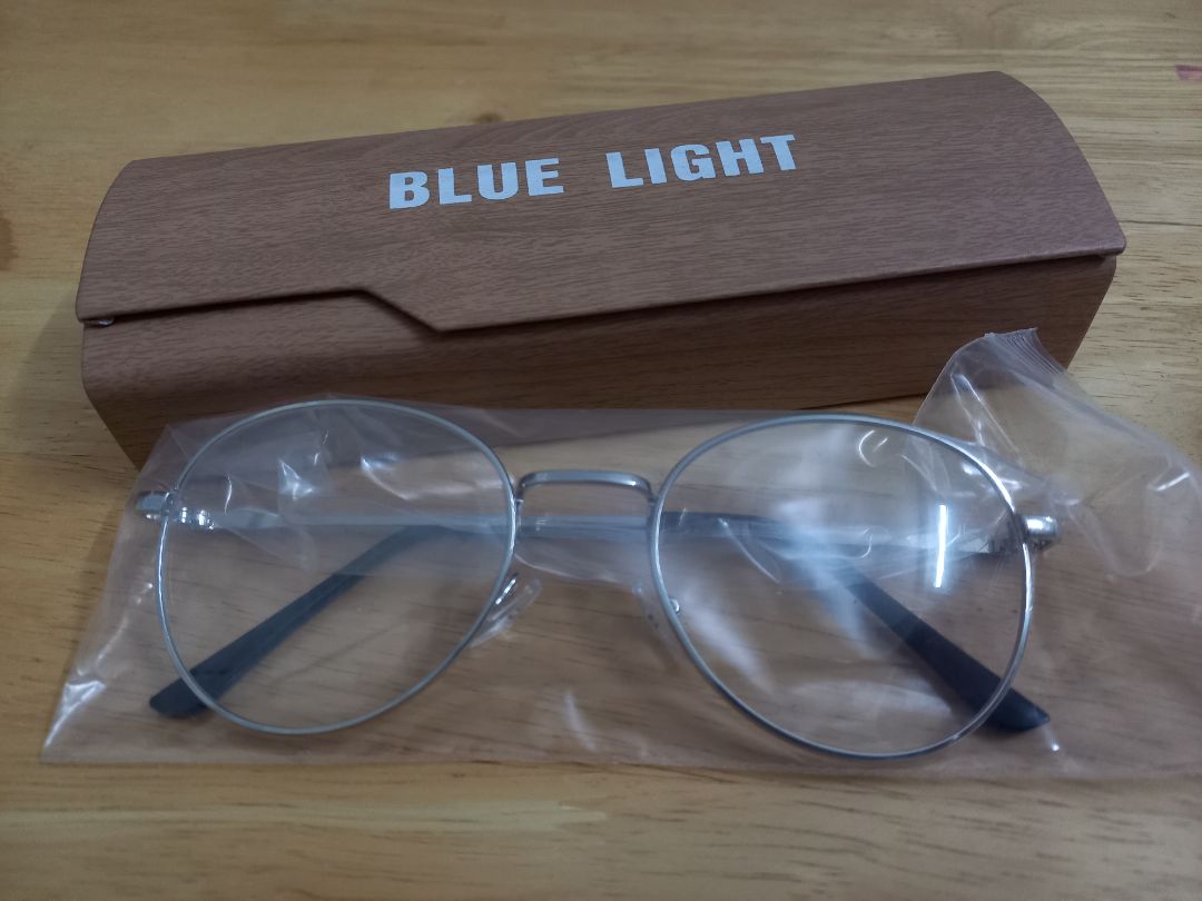 sản phẩm ổn, hộp đựng kính rất đẹp.