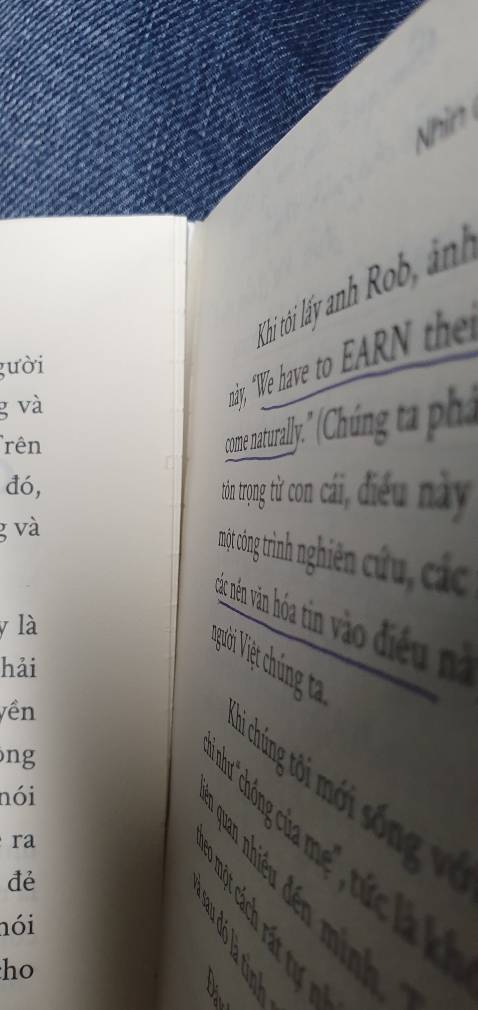 Mình mua sách của tiki rất là nhiều. Đây là lần đầu mình nhận sách rách gáy nhiều. Mở hộp thì không thấy hóa đơn nhận hàng và bìa sách thì  cong.