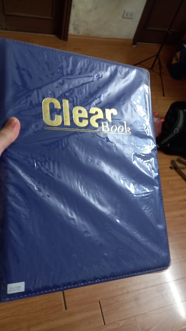 Giao hàng nhanh. Đóng gói sản phẩm tốt và chắc, mặc dù bọc sản phẩm rách một chút. Sản phẩm tương đối nặng do 200 tờ. Các tờ bìa dễ bám dấu vân tay và mồ hôi, nhưng tôi vẫn hài lòng cả người giao hàng và sản phẩm.