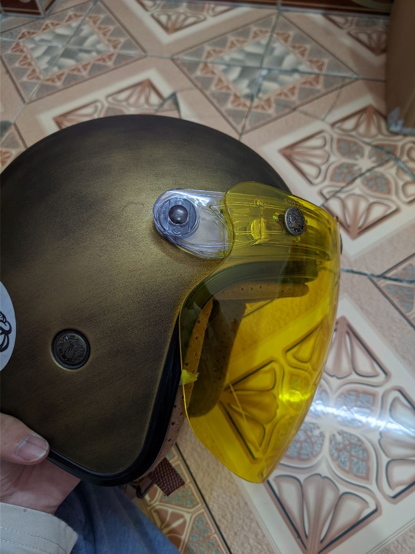 Giao hàng quá lâu nên trừ 1 sao. Kính che chắn tốt. Chờ hôm nào trời mưa để *** khả năng cản nước bắn và cải thiện tầm nhìn mới chắc đc. 😁 Giao hàng quá lâu nên trừ 1 sao. Kính che chắn tốt. Chờ hôm nào trời mưa để *** khả năng cản nước bắn và cải thiện tầm nhìn mới chắc đc. 😁