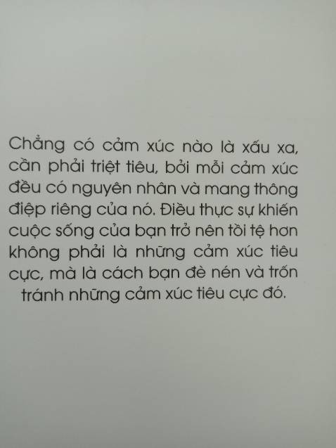 Sách mỏng hơn mk nghĩ (Hơn 290tr) mk mê mấy cuốn tâm lý dày chút. Bị dơ vệt xanh trên bìa. Bookmark nhà skybook thì vẫn luôn mỏng dính, được cái bìa cũng xinh. Thấy m.n đánh giá cao nên mk cũng khá kì vọng👍