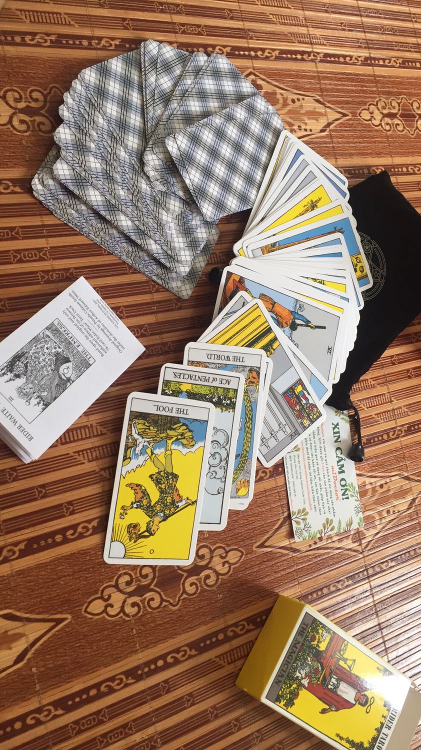 Chất lượng bài tốt, mặt bài có độ ma sát vừa phải , độ dẻo và độ cứng của chất liệu bài ở mức hợp lý nên xáo bài rất thoải mái. Hình ảnh cũng rõ nét dễ nhìn. Tuy hơi thất vọng chút vì tờ hướng dẫn bên trong ko có phần tiếng Việt nhưng cũng chẳng có gì to tác. Có lẽ khi nào cần tôi sẽ lại mua ở shop