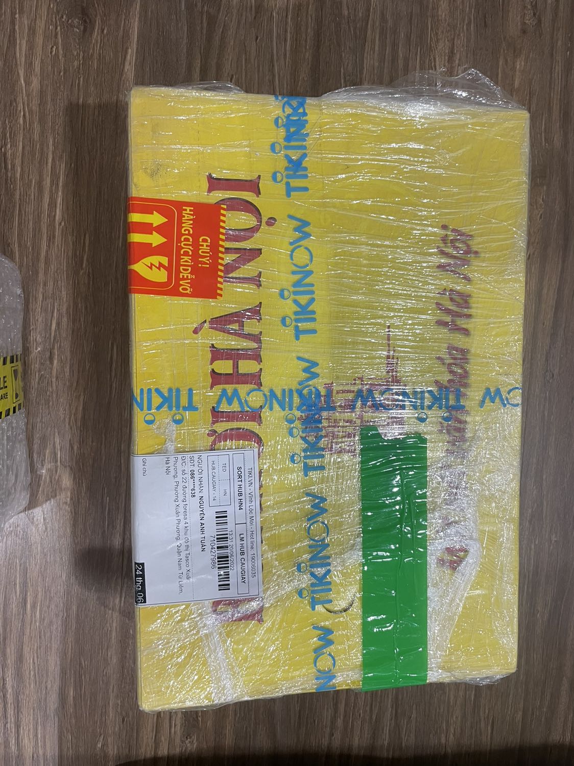 Đã nhận được hàng .tiki giao hàng rất chu đáo và cẩn thận, chỉ có 1 điều thắc mắc với nhà cung cấp là Bia Hà Nội  mua giao hàng ở Hà Nội mà sao lại chuyển hàng từ Tp.HCM ra thật kỳ quá, rất tốn công vận chuyển gây lãng phí cho xh, khuyến mại cho 2 cái cốc thì 1 cái vẹo vọ,  1 cái thì nứt.