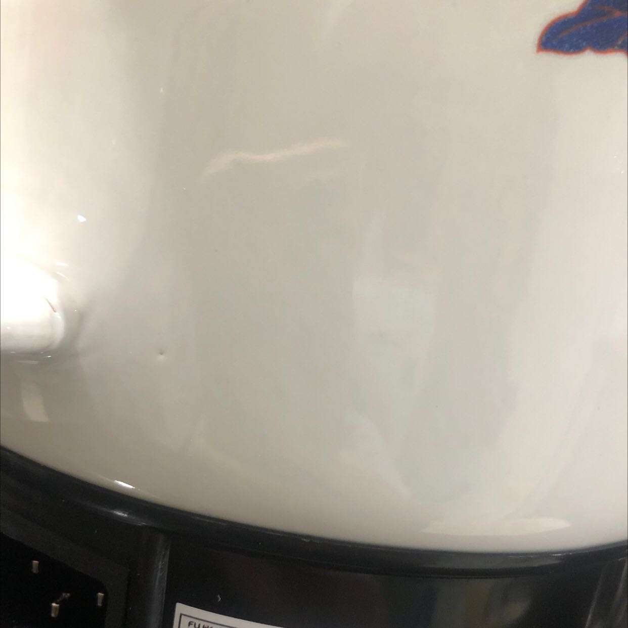 Ấm có vẽ cũ cũ , bị đen đen ở nhiều chỗ trên nắp, tay cầm , chỗ vòi ấm