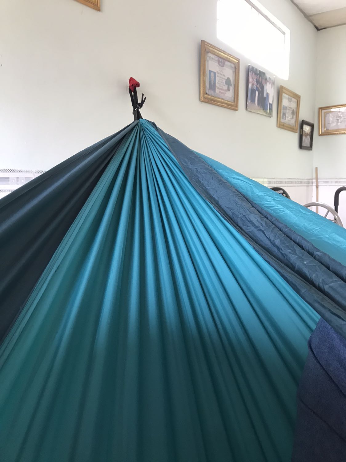 Vải mỏng vừa phải, đàn hồi tốt, gọn nhẹ. Vải mỏng vừa phải, đàn hồi tốt, gọn nhẹ.