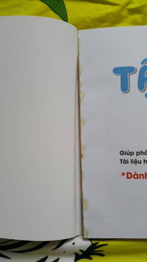 Nội dung sách bắt mắt đẹp nhưng đóng sách thì ôi thôi vừa mở ra là bìa bung đằng bìa sách đi đằng sách. Mình sợ cho Bé học được mấy bữa sẽ rơi ra từng trang. ... Đề nghị nhà cung cấp xem lại kỹ trước khi giao hàng.