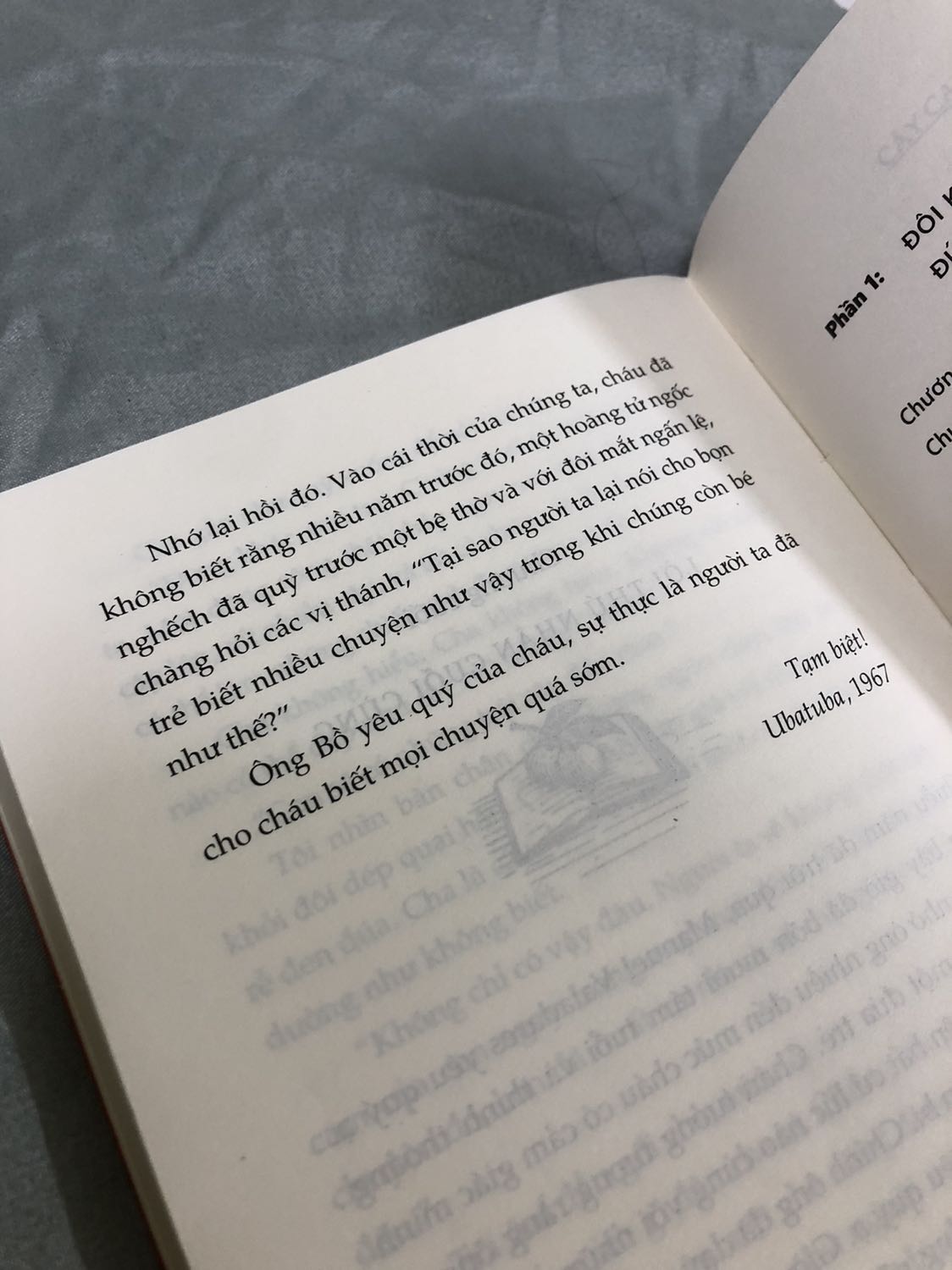 Có những người bước đến, họ lấp đầy hạnh phúc vào từng vết nứt trong tim, khiến chúng được an ủi và chữa lành. Nhưng rồi họ lại ra đi, làm tan vỡ trái tim người ở lại….
Câu chuyện bắt đầu bằng sự vui vẻ, nghịch ngợm của một cậu bé mang tên Zezé và kết thúc là một nỗi đau tột cùng khi mất đi hai người bạn quý giá nhất đời mình.
Khi đọc cuốn tiểu thuyết này, các bạn hẳn sẽ nhiều lần đau xót vì thương cảm cho cậu bé chỉ mới 5 tuổi với một tuổi thơ nhiều rạn vỡ. Nhưng các bạn cũng sẽ mỉm cười và cảm thấy yêu thương sự sống từ trong sâu thẳm tim mình. Bởi trong suốt cuốn tiểu thuyết, người với người đối xử với nhau vẫn rất đỗi dịu dàng, yêu thương và trìu mến. Cho đến khi khép lại cuốn sách, thì trái tim chúng ta lại thổn thức với một nỗi buồn vương vấn, buồn cho sự mất mát từ những yêu thương và buồn cho sự trưởng thành từ những nỗi đau, sự trưởng thành quá sớm mà không ai mong muốn…
Một cuốn tự truyện đầy cảm động, tuy đau đớn nhưng vẫn ngập tràn tình yêu thương!!!
Cảm ơn Tiki 🧡
