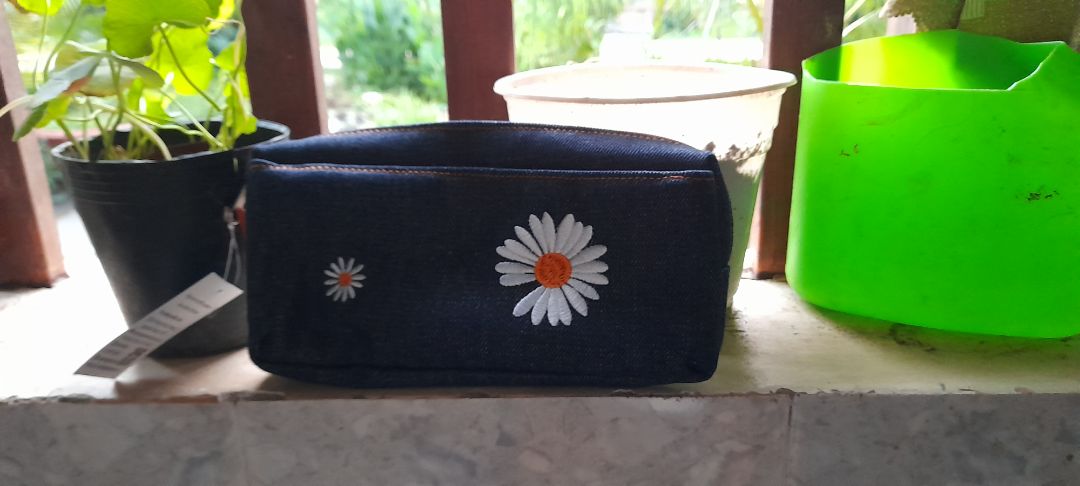 giao khong dung mau minh can . Minh dung hop but tang qua cho em trai kha .hop but kha to ,vai  mong khong duoc dep