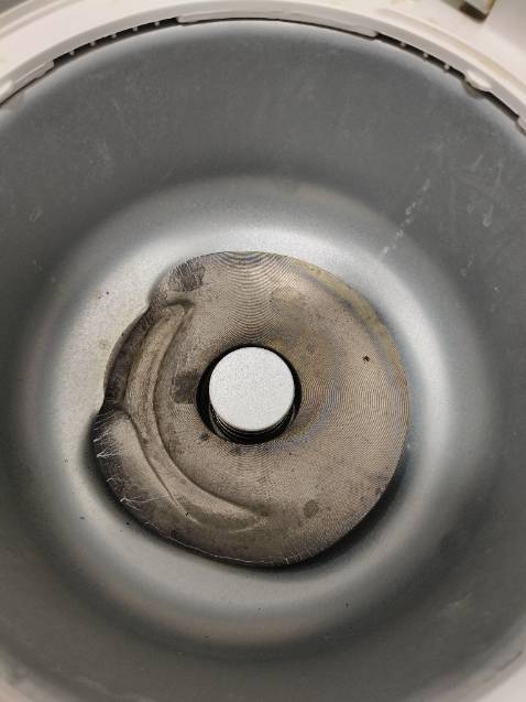 Hàng mình mới mua đầu tháng 9/2024, ít sử dụng, nhưng nó lại bị cháy cong như vậy, mình sử dụng nồi này chỉ nấu cho 2 người ăn, ko biết phải nói gì .