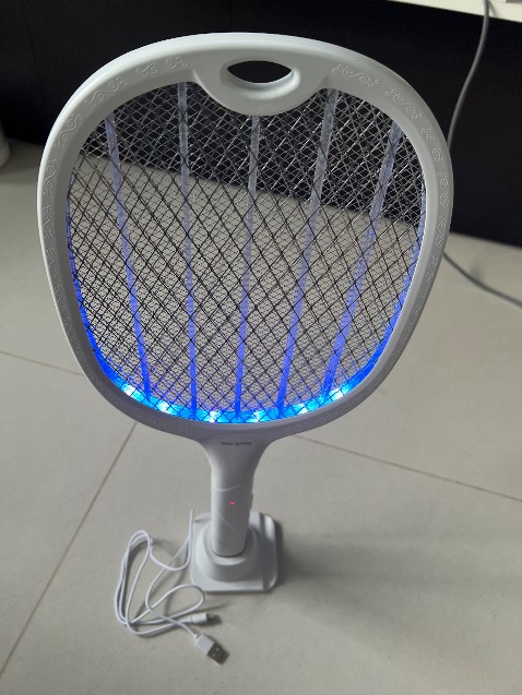 Sản phẩm hoàn thiện tốt, nhìn rất bắt mắt. Hộp sản phẩm bao gồm 3 món: vợt, đế cắm vợt và dây sạc cổng Type-C.
Giao hành nhanh và đóng gới rất cẩn thận.