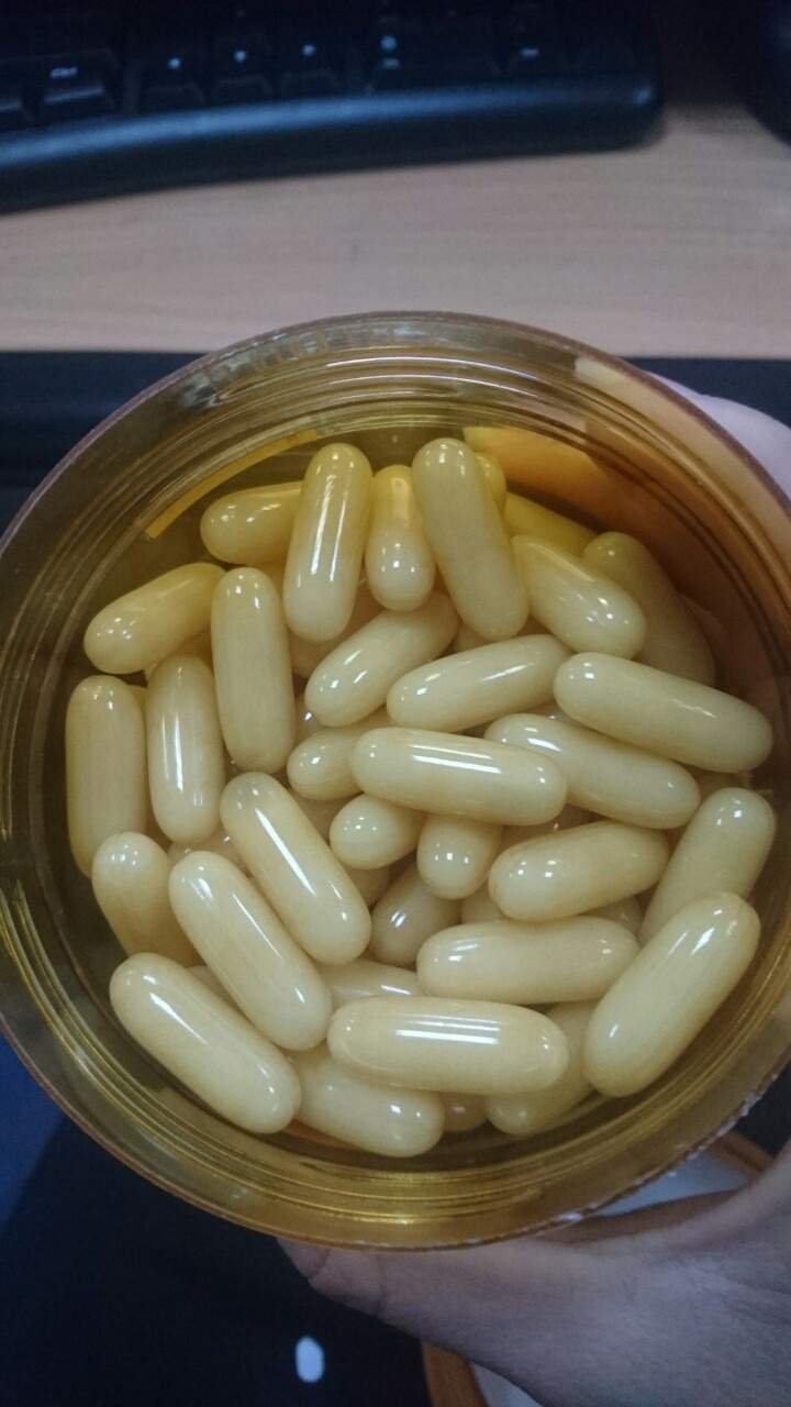 Vừa mới khui, thấy hàng có tem chống hàng giả, HSD 2022, nhưng ở ngoài viên sữa ong chúa có màu loang lỗ không đều, chỗ trắng chỗ nâu nâu. Cũng sợ nên hỏi người quen đã dùng thì nói rằng sữa ong chúa do tác động môi trường sẽ đổi màu là hàng thật dùng không sao cả, nên yên tâm sử dụng. Khi nào dùng hết hũ sẽ đánh giá tiếp.