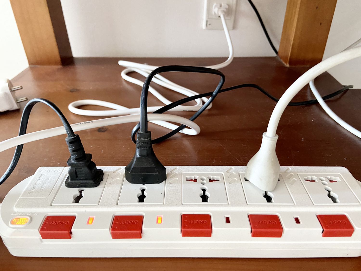 Ổ cắm điện rất tốt, giúp kiểm soát điện từng thiết bị và có ba chấu thuận tiện cho mọi thiết bị.