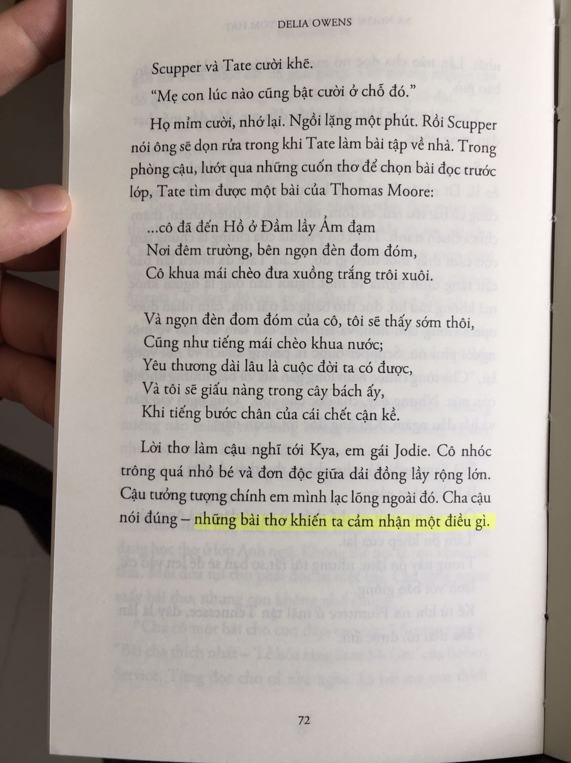 Góp ý xây dựng đây.

Ưu: Giấy đẹp trắng thơm phẳng mượt sờ rất thích tay. Có kẹp sách.

Khuyết: Keo dán gáy sách quá tệ, mua về được hai hôm mở sách cầm đọc nhẹ nhàng mà vẫn bị bung hết ra. Chất lượng bản dịch quá tệ đến mức mình phải cầm bút dạ tô mà tô không hết vì có quá nhiều lỗi dịch thuật. Dịch như thể google dịch theo chức năng ngữ pháp hơn là dịch theo diễn đạt thuần Việt. Cứ nhìn chữ “Em sẽ.” - “I will.” là thấy. Mọi người cứ thử đặt mình trong đối thoại tiếng Việt hàng ngày xem có ai nói chuyện với nhau kiểu đó không? Bạn biên dịch này chắc là sinh viên mới ra trường nên còn chưa có kinh nghiệm. Bản dịch theo văn hoá người miền Nam nhưng có cả chữ “hay phết” theo lối nói của người Bắc. Bạn biên dịch cần phải cố gắng nhiều để không bị nhập nhằng giữa hai văn hoá Nam và Bắc. Bạn biên dịch chịu khó tìm đọc mấy cuốn Tiếng Việt giàu đẹp hoặc Nỗi oan Thì, Mà, Là để học lại cho chắc tiếng Việt nhé. Bạn cũng nên đọc nhiều tiểu thuyết của các nhà văn miền nam như Nguyễn Ngọc Tư chẳng hạn để ôn lại cho vững ngôn từ và lối nói chuyện của người nam bộ rồi chỉnh lại bản dịch cho lần tái bản tới. Hoặc tốt nhất là nhà xuất bản Trẻ nên thuê chị nhà văn Nguyễn Ngọc Tư đọc bản dịch này rồi nhờ chị sửa lại câu cú tiếng Việt dùm.

Thực sự bản dịch cực kỳ tệ nên đọc cảm giác mất cảm xúc cực kỳ. Những ai không khắt khe bản dịch chỉ cần đọc hiểu được thì hãy mua đọc. Còn ai xem bản dịch quan trọng vì nó là cái chuyển tải hồn của tác phẩm gốc thì đừng nên đọc bản này và hãy mua bản tiếng Anh đọc nếu bạn là người giỏi tiếng Anh và am hiểu ngôn ngữ văn hoá.

Về Nội Dung: đây là một câu chuyện hay cho thấy trực tiếp sự tương đồng với động vật về bản chất và hành vi của con người. Câu chuyện không khai thác yếu tố trinh thám phá án mà mượn yếu tố đó không chỉ để xây dựng kịch tính mà nhằm cho thấy bộ mặt vô cảm của con người của xã hội và của định kiến. Câu chuyện khai thác sâu vào diễn biến cảm xúc của một người hướng nội và có một tâm hồn đẹp nhưng dễ bị người đời gán cho mác lập dị kỳ quái thậm chí ghét chỉ vì khác người. Câu chuyện cho thấy pháp luật không thể bảo vệ được con người như nhân vật chính và đẩy cô đến chỗ phải tự vệ theo bản năng và rồi sau đó họ chỉ tìm cách diệt cô. Những ai giỏi tiếng Anh và muốn hiểu thêm về đoạn kết thì hãy chịu khó gõ Youtube tên tác giả và tên tựa sách bằng tiếng Anh để nghe bà giải thích trong một cuộc phỏng vấn nhé.