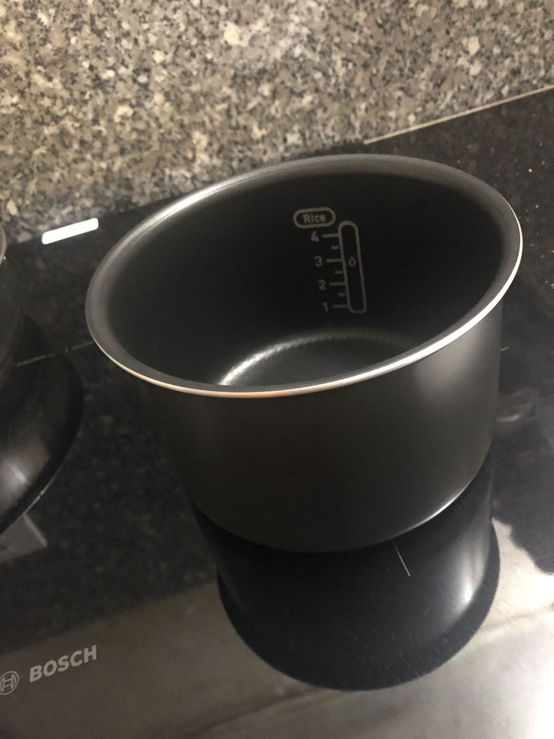 Hàng giao đúng hẹn. Không có hộp carton của tiki bên ngoài hộp tefal. May nồi không bị móp méo gì. Đầy đủ phụ kiện tem mác sản phẩm. Nồi nhỏ xinh trông cũng đẹp, chắc chắn. Mình chưa thử nấu cơm nên chưa biết chất lượng thế nào. Hy vọng cơm cũng ngon.