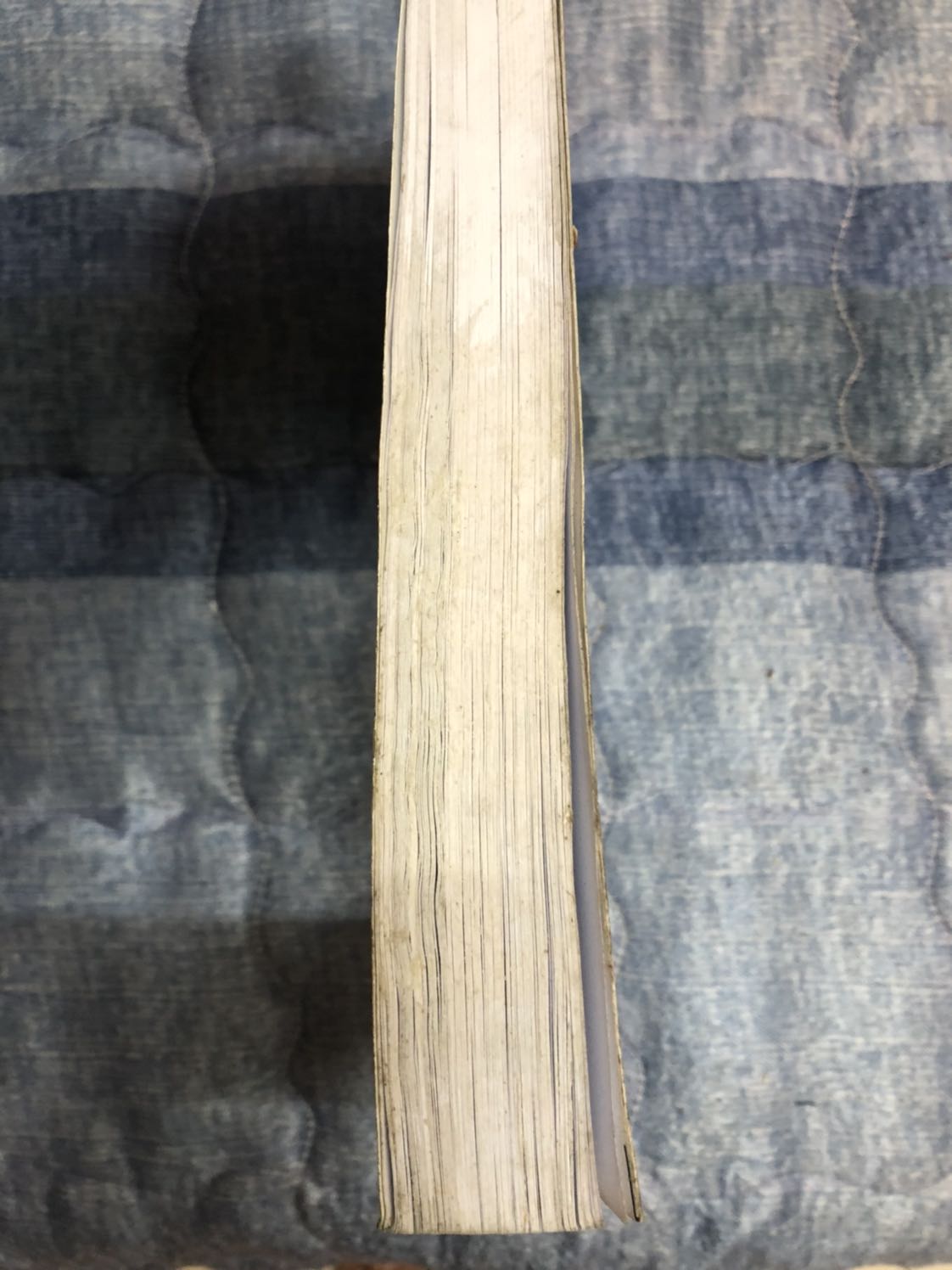 Từ hồi biết tiki đến giờ cực kì thích mua sách ở tiki, nhưng dạo này chất lượng quá kém, sách nhận đến tay vừa cũ vừa bẩn, bìa thì nhớp nháp cầm rít tay, giấy dơ và có mùi rất khó chịu. 
Nếu hết hàng tiki có thể liên hệ mình huỷ đơn hoặc báo lại mình chứ ai lại đi giao quyền sách như vậy. Chẳng hiểu nổi người đóng hàng sao có thể bỏ 1 quyển sách bẩn như vậy để giao cho khách hàng được.
Thật sự quá thất vọng, hi vọng tiki tới nhận và đổi hàng sớm nhất cho mình. Cảm ơn tiki.