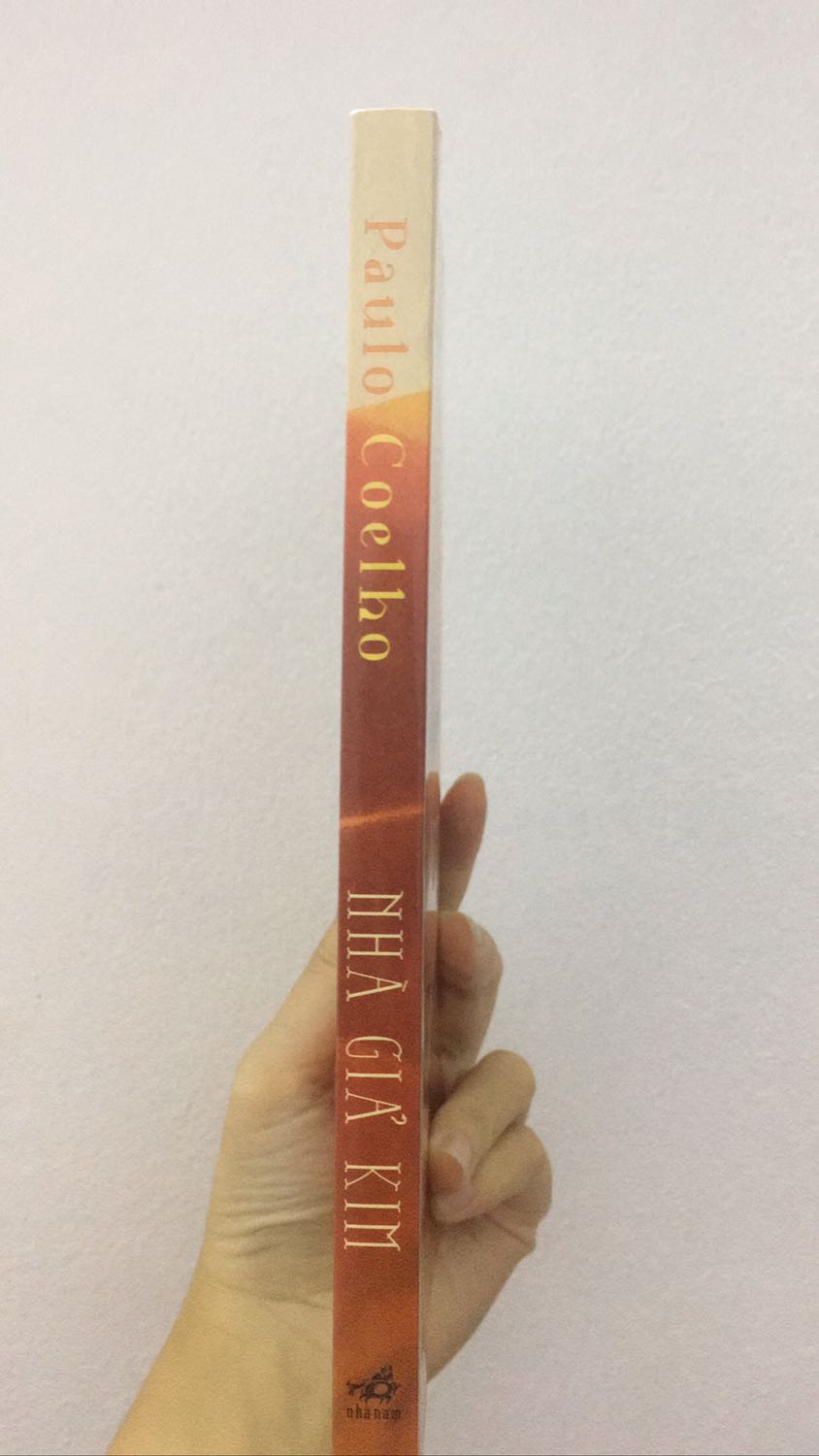 quyển này có thể nói là kinh điển rồi nên mình nhất quyết phải mua về đọc thử ngay sau khi đọc xong Hai số phận tối hôm qua :)). 
thứ nhất về giá tiền mình thấy khá rẻ, đã thế còn được freeship nên mình không hề bị day dứt sau khi mua về ( như nhiều quyển khác mình từng mua trên Tiki ) :)). thứ hai mình chọn gói ship từ 2-3h nên vừa đặt lúc 4 giờ, 6 giờ đã có rồi ! khi giao hàng đến thì quyển sách y như trong hình : bóng loáng, mới, chữ được in ấn rõ ràng và hình ảnh trong sách cũng rất đẹp nữa ! mình không đánh giá gì về shipper hay dịch vụ giao hàng ( chăm sóc khách hàng ) vì mình nhờ người thân nhận chứ không trực tiếp lấy ?
nhưng nói chung thì mình rất hài lòng về lần mua hàng này của Tiki ! good job ?