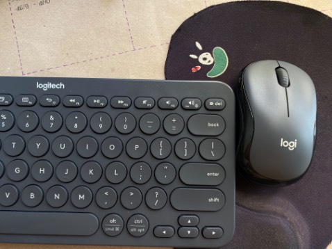 Trời ơi, mình bị bất ngờ bỡ ngỡ vì chuột nhẹ và nhạy lắm 😁 cầm rất chắc tay mà nhẹ ghê. Trong tầm giá có thể đầu tư thì em này khá ổn đó các bác. Mình thành fan của Logitech luôn rồi 👍 Có nguyên bộ làm việc đã hơn hẳn.