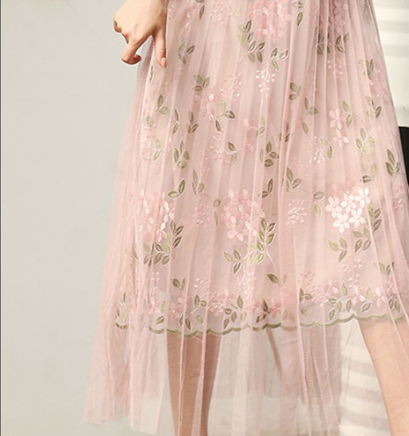 Giao hàng nhanh so với dự kiến, váy 3 lớp đẹp giống hình ảnh, săn được sale nên rất hài lòng, nói chúng là không có gì phải chê...