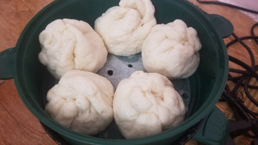 Nồi nhỏ xinh và khá tiện dụng. 
Mình dùng để nấu canh, xào, rán trứng, hấp bánh thậm chí nấu cơm đều rất ok. 

Nhược điểm là vỏ bằng nhựa và lõi bằng chất liệu gì mk ko rõ nhưng khá bám dầu nên rửa sẽ hơi khó khăn hơn các chất liệu khác. Được cái là không nóng và nhẹ. Ngoài ra thì  nắp đậy bảo là thiết kế để đặt điện thoại xem giải trí lúc nấu nhưng mk nghĩ ko ai làm thế cả, ngược lại lại hơi khó cầm, riết vài bữa quen hơn thì đỡ nhưng vẫn là một điểm trừ.

Nói chung nếu nhu cầu sử dụng chỉ 1-2 người và ăn uống đơn giản thì nên mua nha.