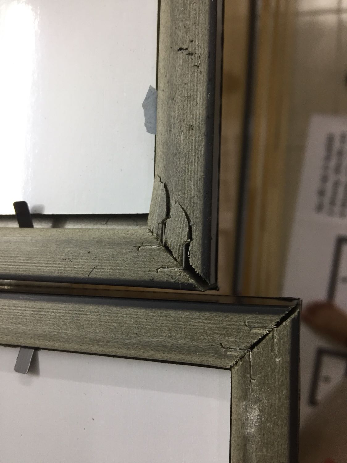 Sản phẩm rất tệ khác so với quảng cáo, khung tranh bể vụn. Nhưng tiki nhân viên chăm sóc rất tốt, đã thu hồi sản phẩm về kiểm tra chất lượng và đang đợi hoàn tiền