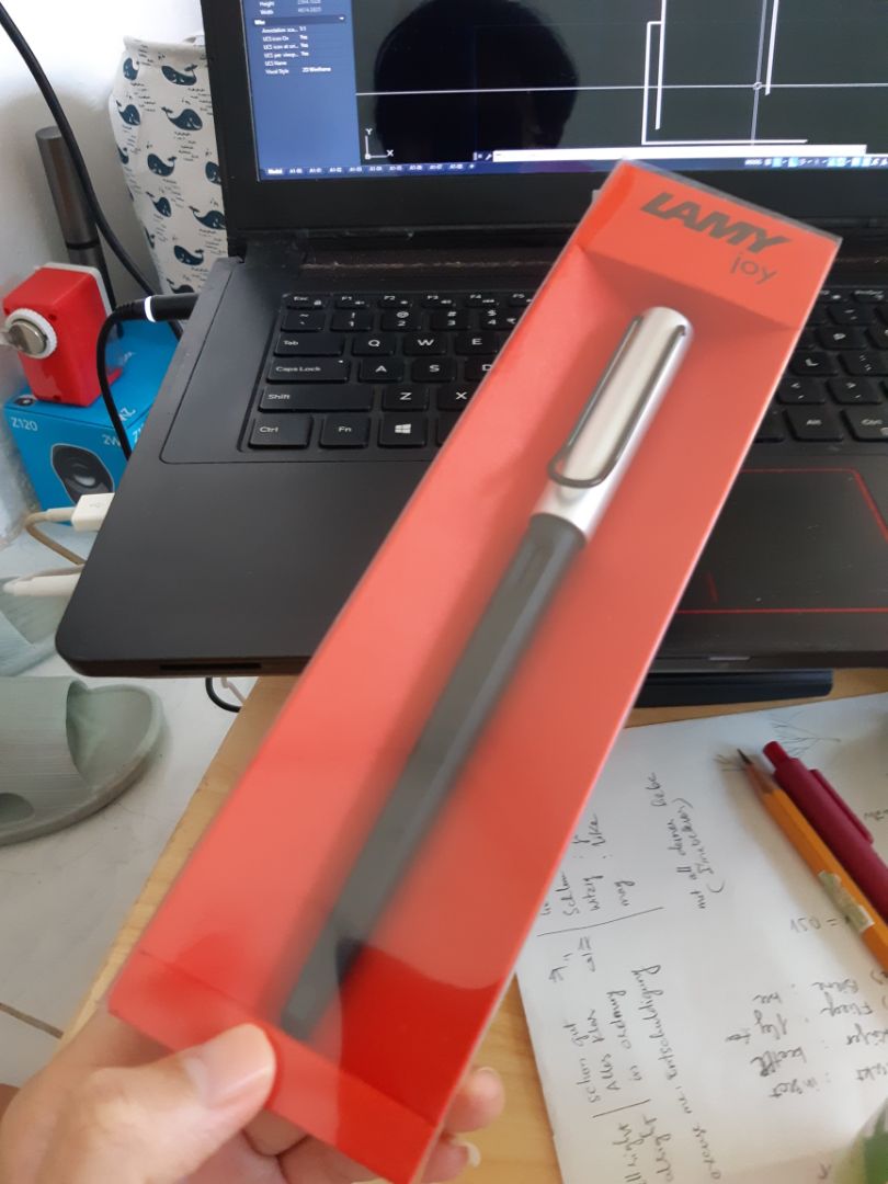 mình mới nhận được hàng chiều nay. tổng quan mới mở hộp thì thấy vỏ bọc của cây búc bị chà tươm bươm, hơi cũ, mở ra thì bút cũng bị cấn nhiều dẫn đến trầy, ở phần nắp bút. Còn bên trong thì ngòi bị lắp lệch, và cũng có vẻ bị cũ đi và trầy nên mình buồn luôn. một phần vì trong hộp ko có gì để bút đc cố định nguyên vị trí. cũng vì dịch nên chẳng thể ra ngoài nên mua onl thì trải nghiệm ko tốt lắm.
về sản phẩm của Lamy thì hoàn thiện khỏi bàn. Thân bút cũng đc làm đwn nhám chứ ko có bị bóng trơn, nắp nhôm nên càng tăng thêm tính sang trọng. theo mình thấy thì cây này là đẹp nhất dòng này của Lamy rồi. kết hợp rất tinh tế