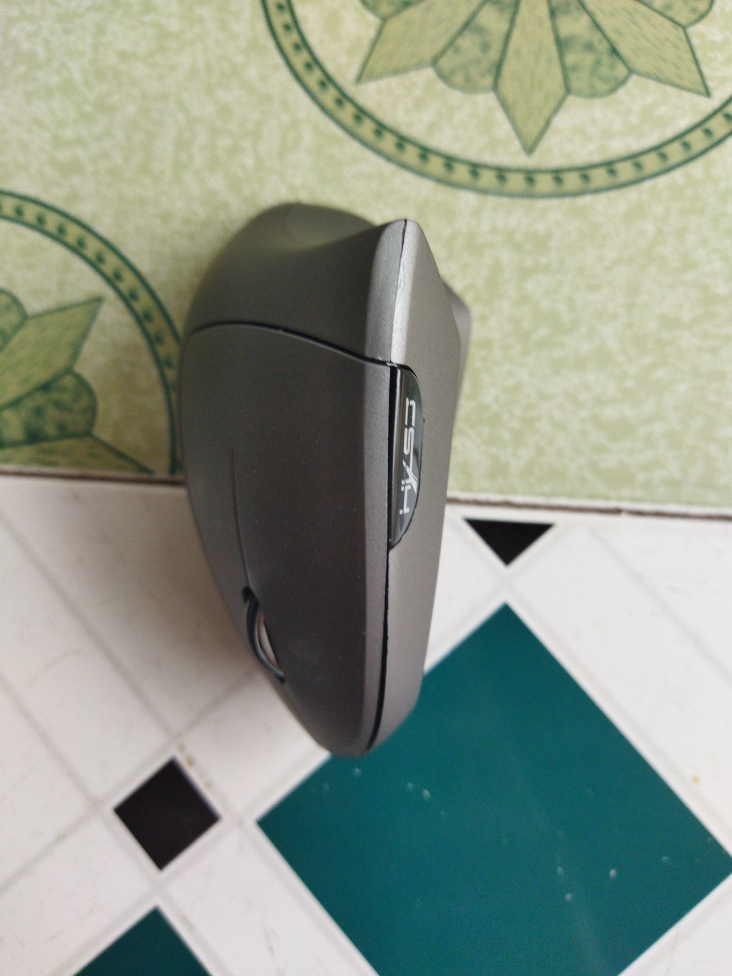 Loại chuột khá lạ so với bản thân, mới đầu dùng chưa quen, chuột nhẹ, di chuyển tốt. Các phím bấm nhạy, kết nối với máy tính ổn định. Phần chưa ưng ý là cổng sạc không phải type C.